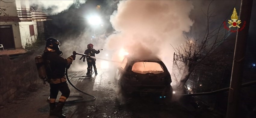 Alfa Romeo in fiamme nella notte a Castiglione Messer Marino