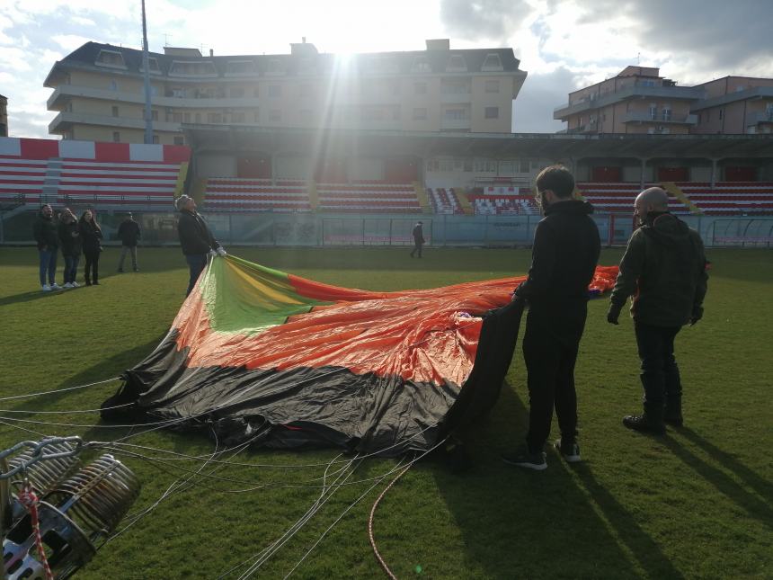 Dallo stadio Aragona il volo spettacolare della mongolfiera "per la libertà e la pace"