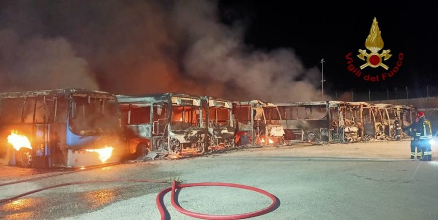 Autobus in fiamme a Trivento