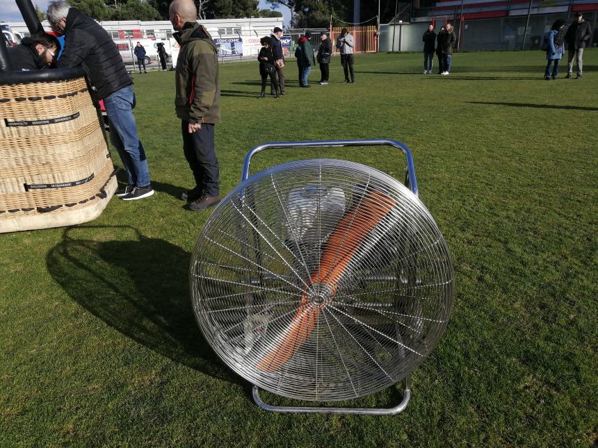 Dallo stadio Aragona il volo spettacolare della mongolfiera "per la libertà e la pace"