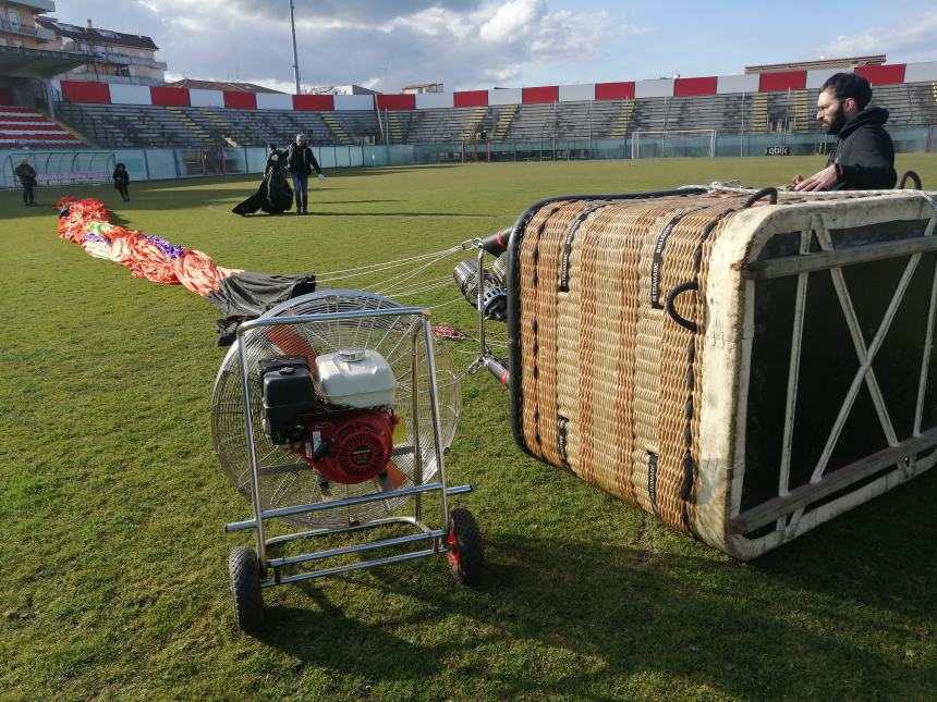 Dallo stadio Aragona il volo spettacolare della mongolfiera "per la libertà e la pace"