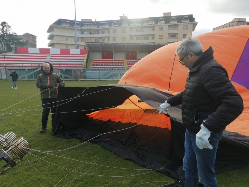 Dallo stadio Aragona il volo spettacolare della mongolfiera "per la libertà e la pace"