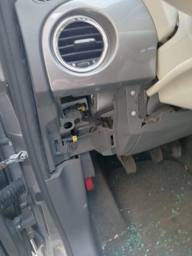 I finestrini rotti della Fiat 500 dopo il tentativo di furto