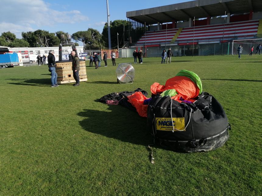 Dallo stadio Aragona il volo spettacolare della mongolfiera "per la libertà e la pace"