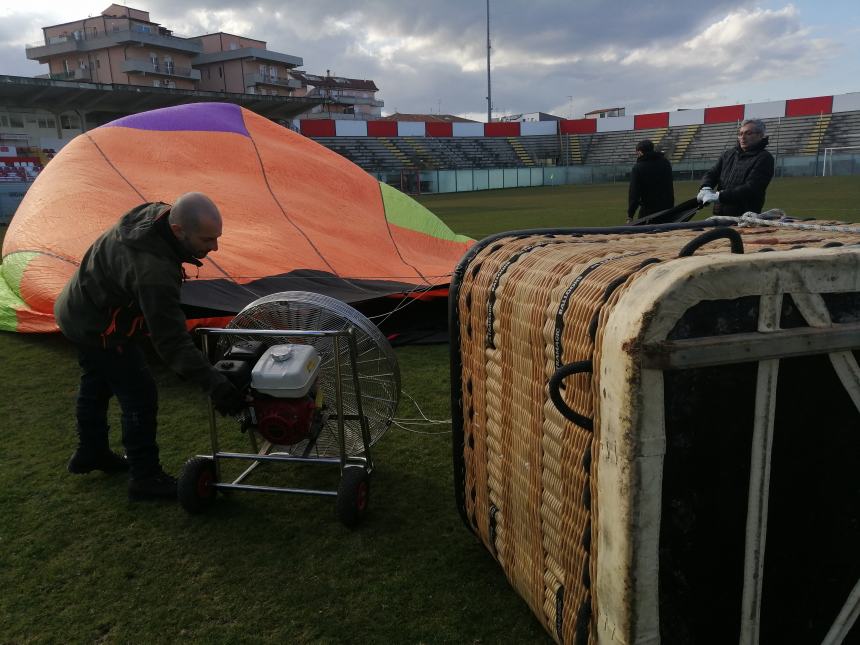 Dallo stadio Aragona il volo spettacolare della mongolfiera "per la libertà e la pace"