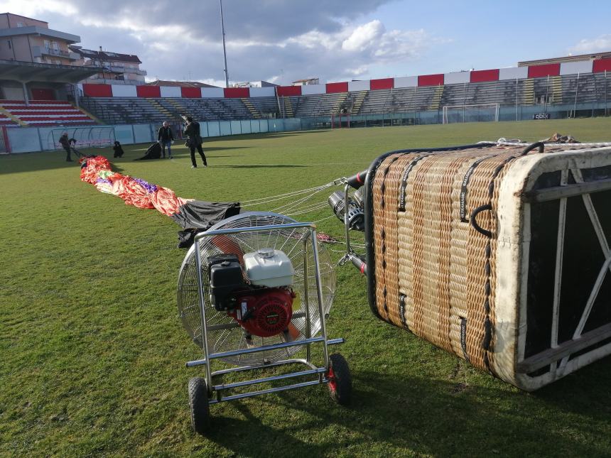 Dallo stadio Aragona il volo spettacolare della mongolfiera "per la libertà e la pace"