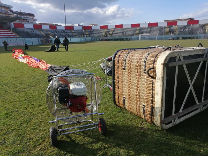 Dallo stadio Aragona il volo spettacolare della mongolfiera "per la libertà e la pace"