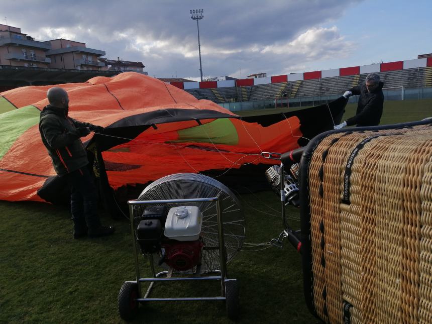 Dallo stadio Aragona il volo spettacolare della mongolfiera "per la libertà e la pace"