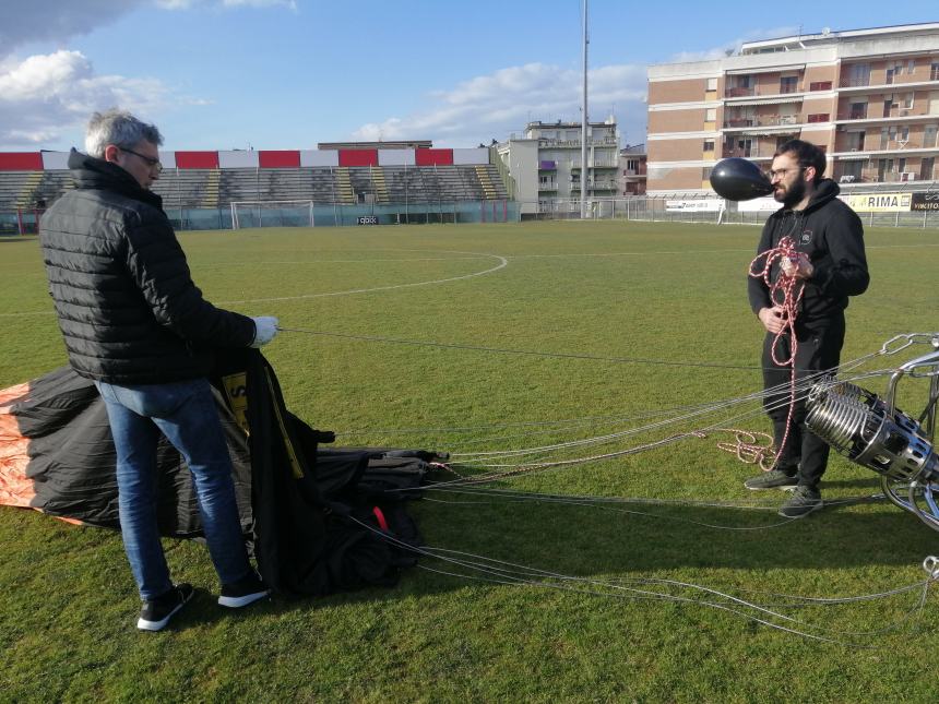 Dallo stadio Aragona il volo spettacolare della mongolfiera "per la libertà e la pace"