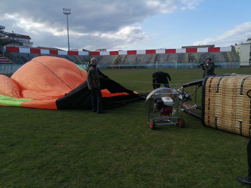 Dallo stadio Aragona il volo spettacolare della mongolfiera "per la libertà e la pace"