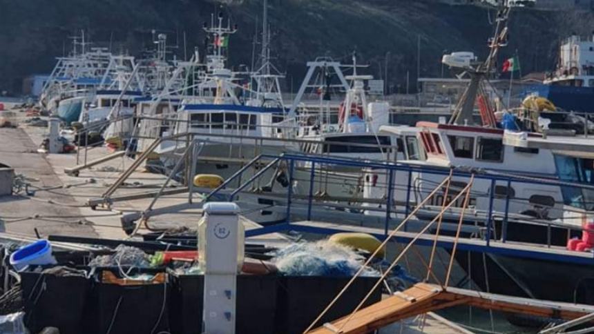 Pescherecci in banchina al porto di Vasto