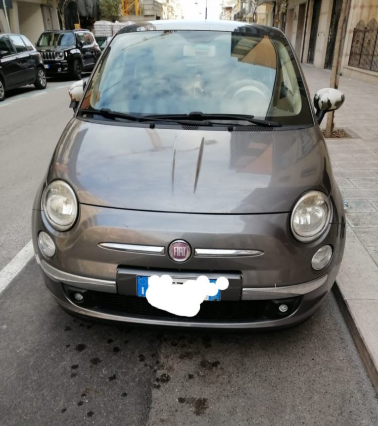 I finestrini rotti della Fiat 500 dopo il tentativo di furto