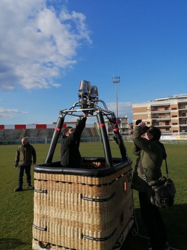 Dallo stadio Aragona il volo spettacolare della mongolfiera "per la libertà e la pace"