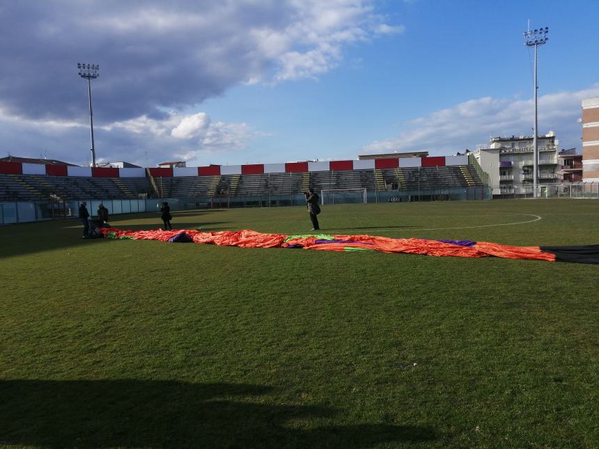 Dallo stadio Aragona il volo spettacolare della mongolfiera "per la libertà e la pace"