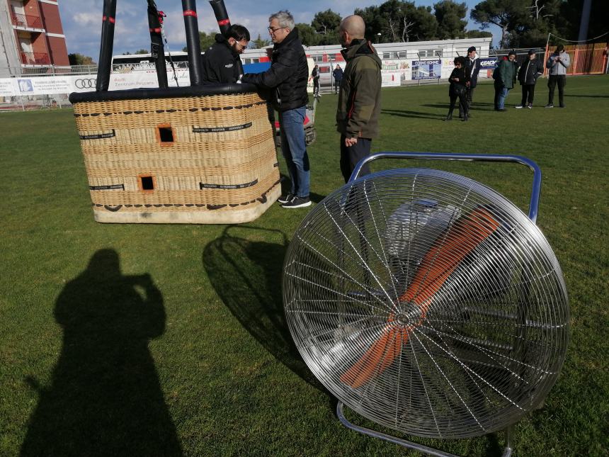 Dallo stadio Aragona il volo spettacolare della mongolfiera "per la libertà e la pace"