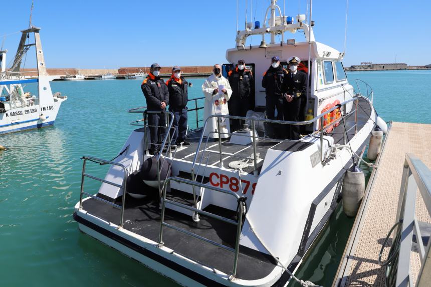 La visita del cappellano militare alla Guardia costiera