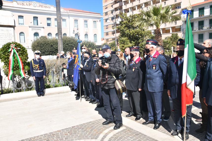 L'omaggio al Monumento ai Caduti