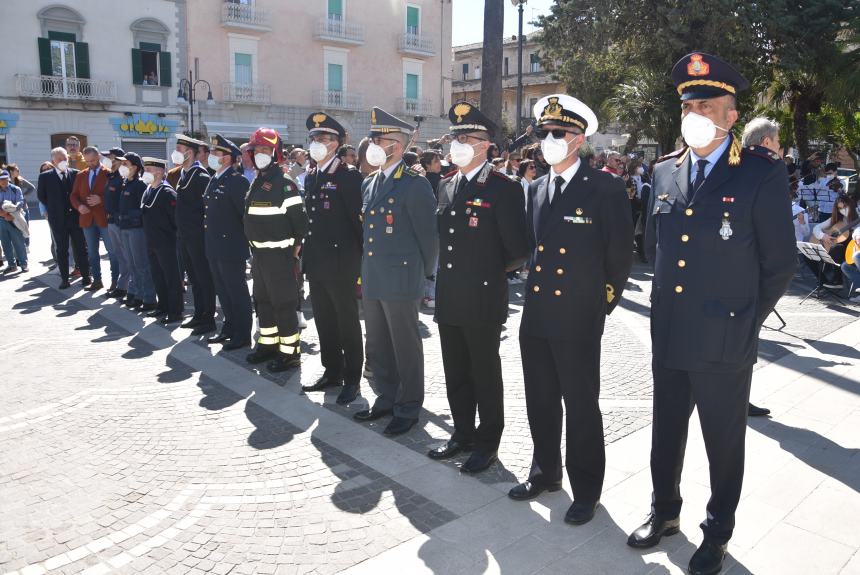 L'omaggio al Monumento ai Caduti