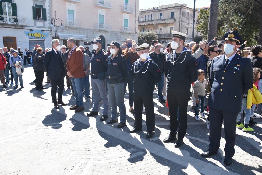 L'omaggio al Monumento ai Caduti