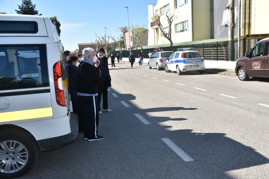 Silenzio, commozione, rispetto: l'ultimo abbraccio a Sonia