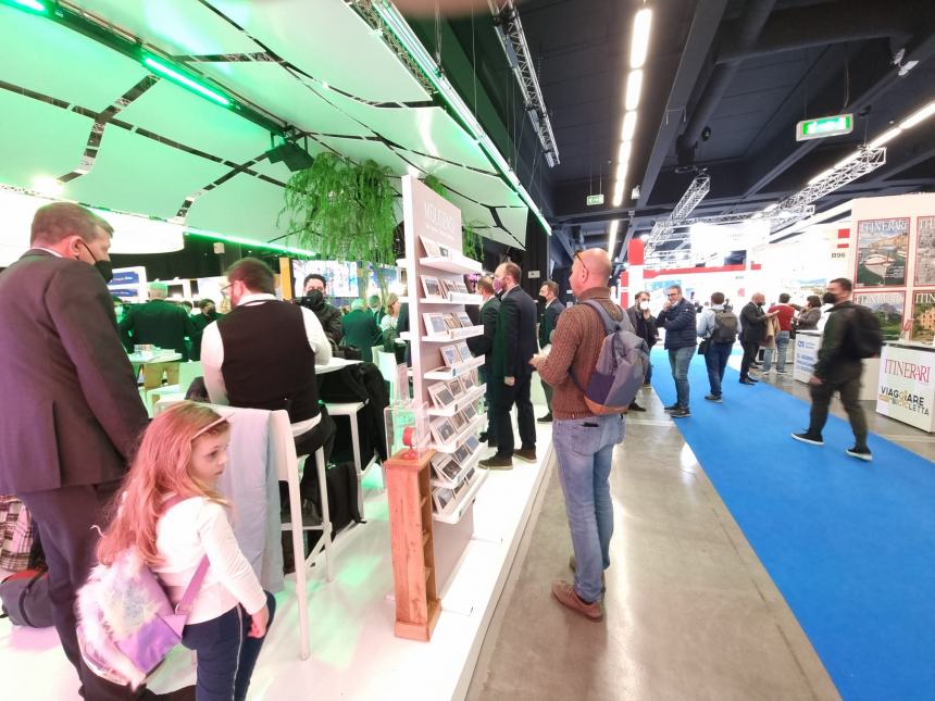 L'assessora lombarda Lara Magoni nello stand del Molise alla Bit Milano 2022