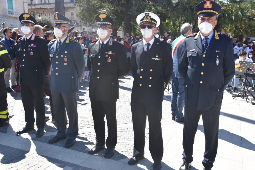 L'omaggio al Monumento ai Caduti