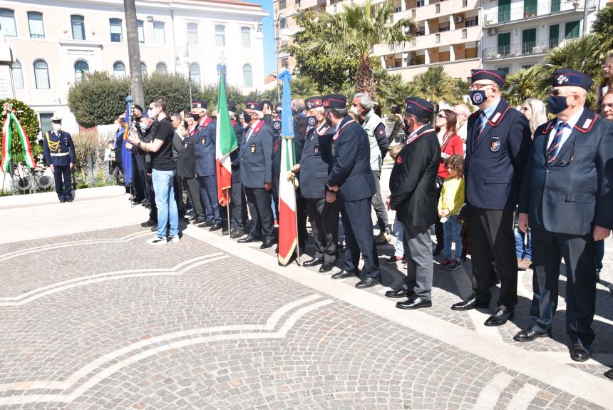 L'omaggio al Monumento ai Caduti