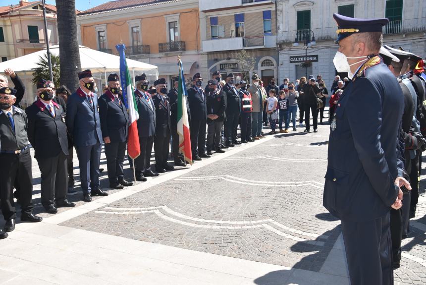 L'omaggio al Monumento ai Caduti