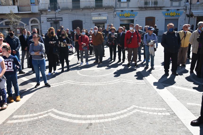 L'omaggio al Monumento ai Caduti