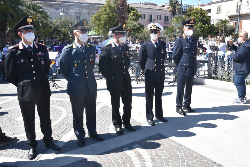 L'omaggio al Monumento ai Caduti