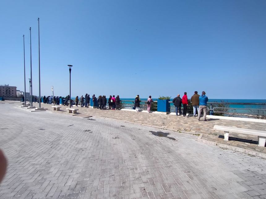 Panico in centro, due bimbe escono da scuola e vanno in spiaggia: ritrovate dalla Polizia