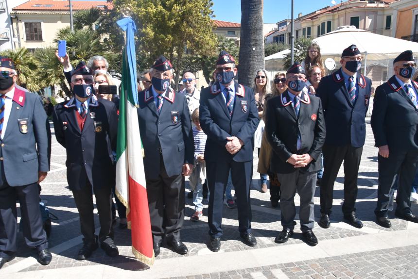 L'omaggio al Monumento ai Caduti