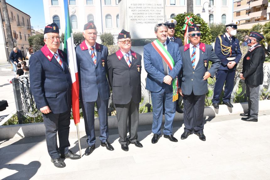 L'omaggio al Monumento ai Caduti