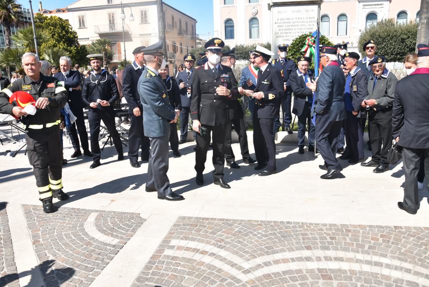 L'omaggio al Monumento ai Caduti