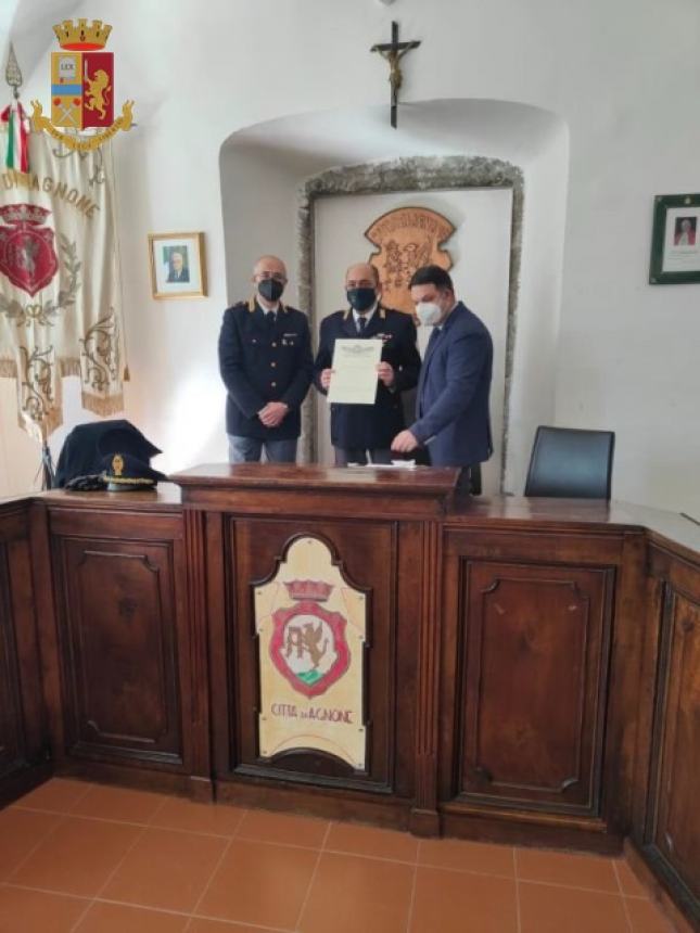 Impedirono a un uomo di lanciarsi dal viadotto, premiati due agenti della Polstrada