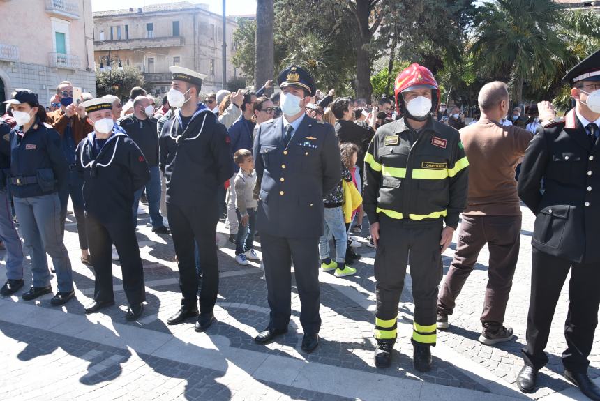 L'omaggio al Monumento ai Caduti