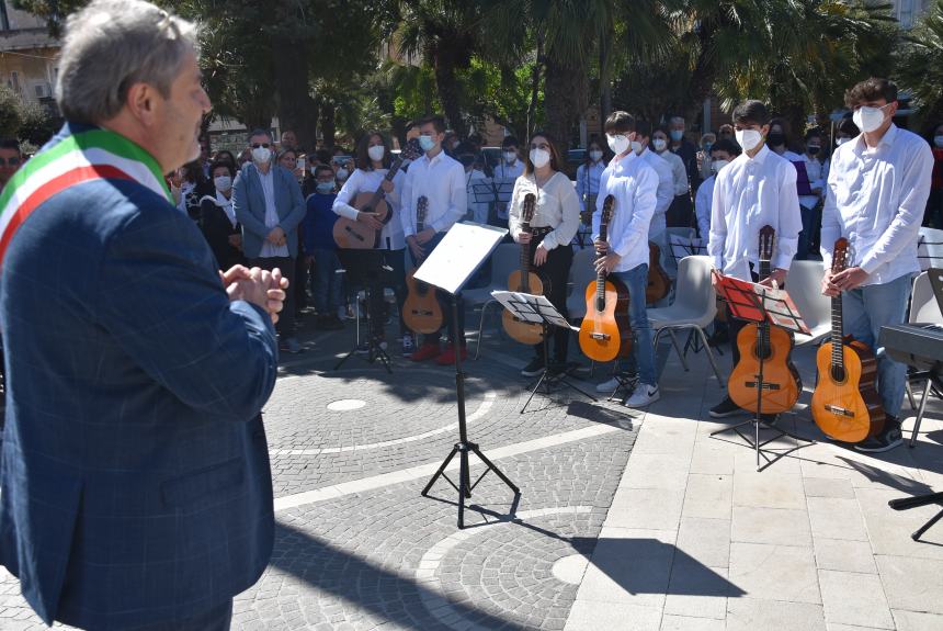 L'omaggio al Monumento ai Caduti