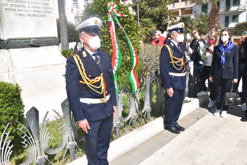 L'omaggio al Monumento ai Caduti