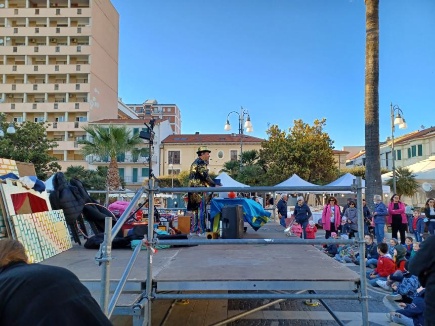 Musica, giochi, magia: in piazza Monumento c'è il "Villaggio dei bambini"