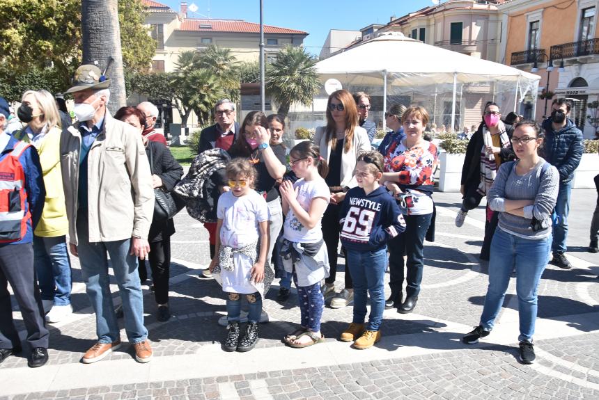 L'omaggio al Monumento ai Caduti