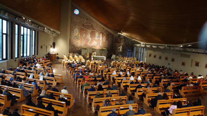 La messa crismale nella chiesa di San Francesco