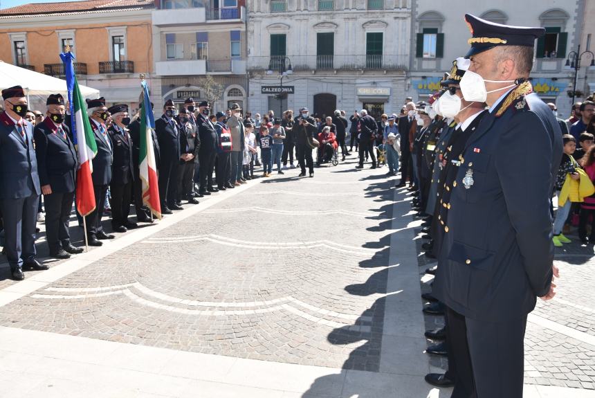 L'omaggio al Monumento ai Caduti