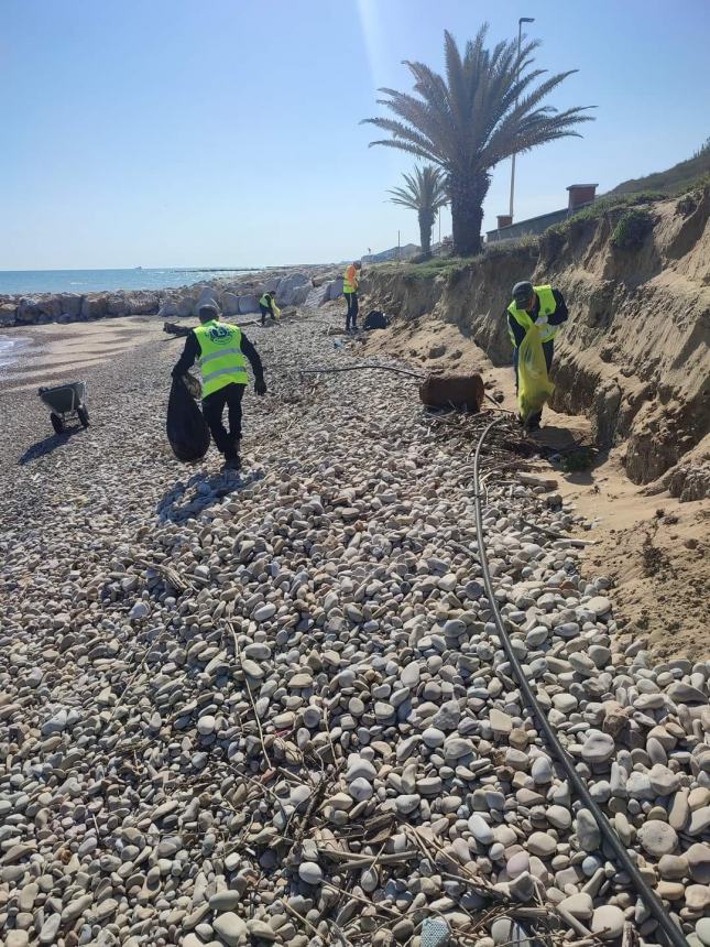 Lions Club new Century di Vasto a Casalbordino per la pulizia della spiaggia