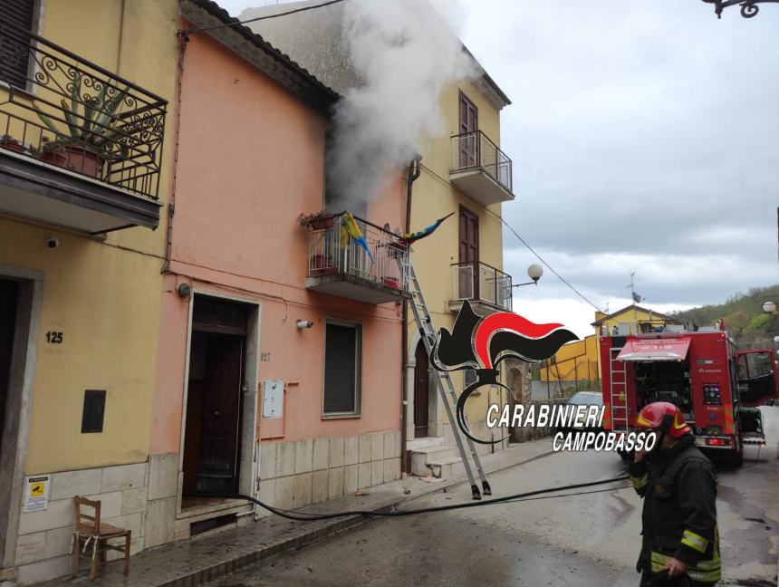 Bojano, Vigili del Fuoco e Carabinieri nella casa incendiata dall'ex