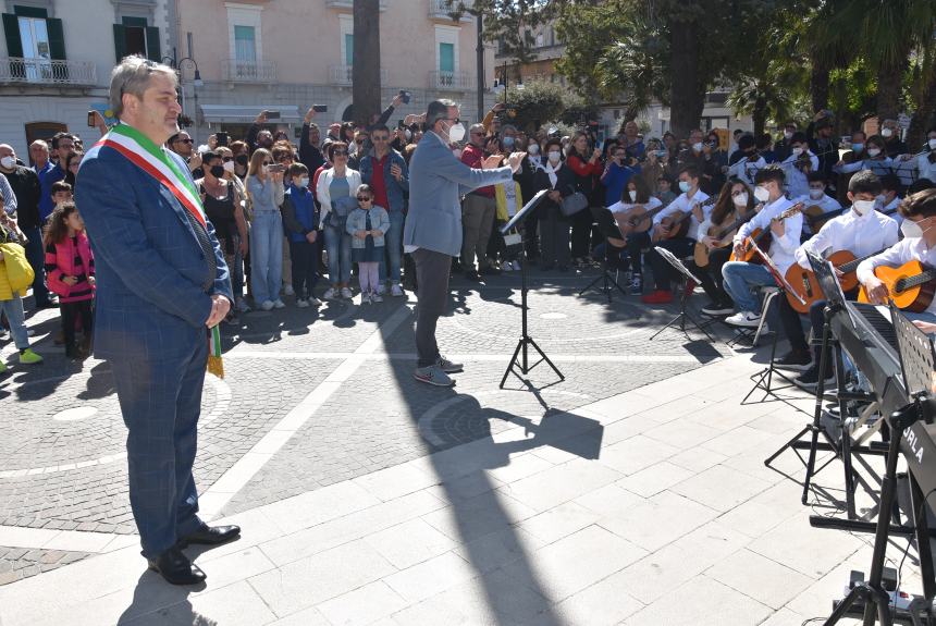 L'omaggio al Monumento ai Caduti