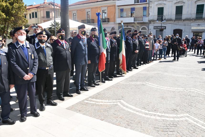 L'omaggio al Monumento ai Caduti