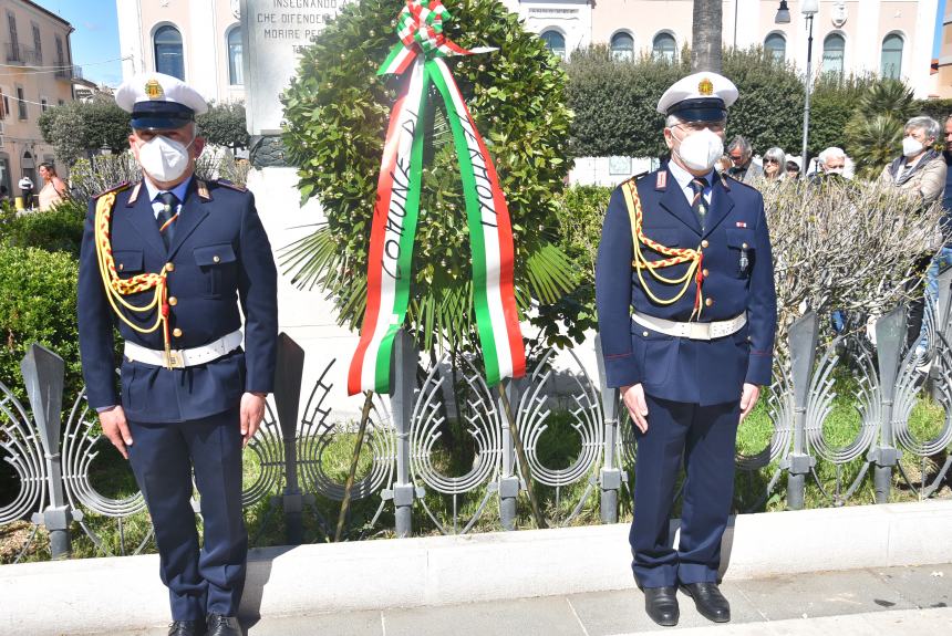 L'omaggio al Monumento ai Caduti