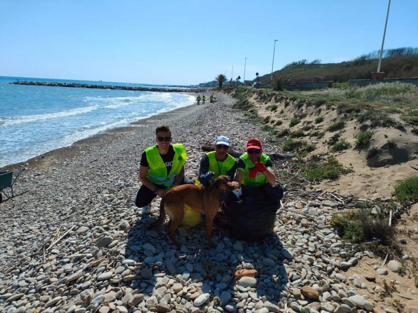 Lions Club new Century di Vasto a Casalbordino per la pulizia della spiaggia