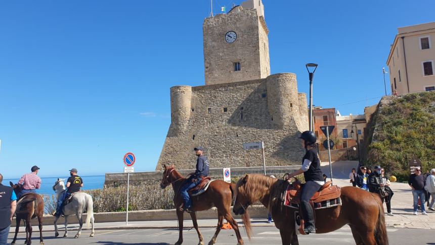 Una magnifica cavalcata di libertà sulla spiaggia