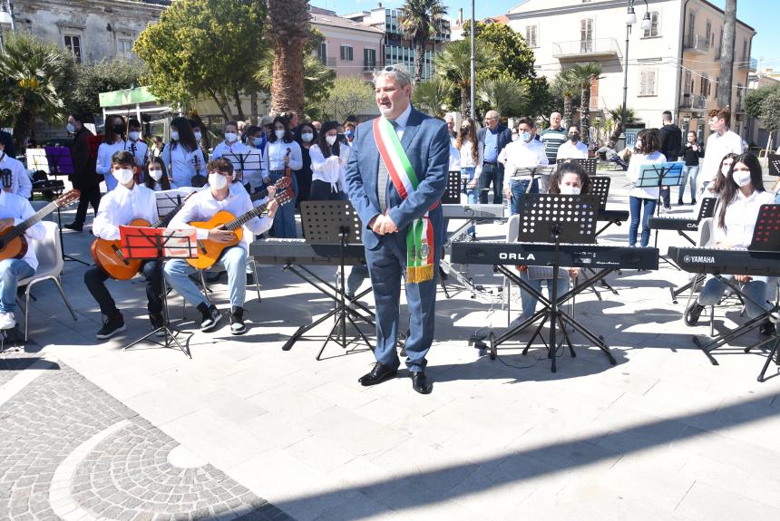 L'omaggio al Monumento ai Caduti